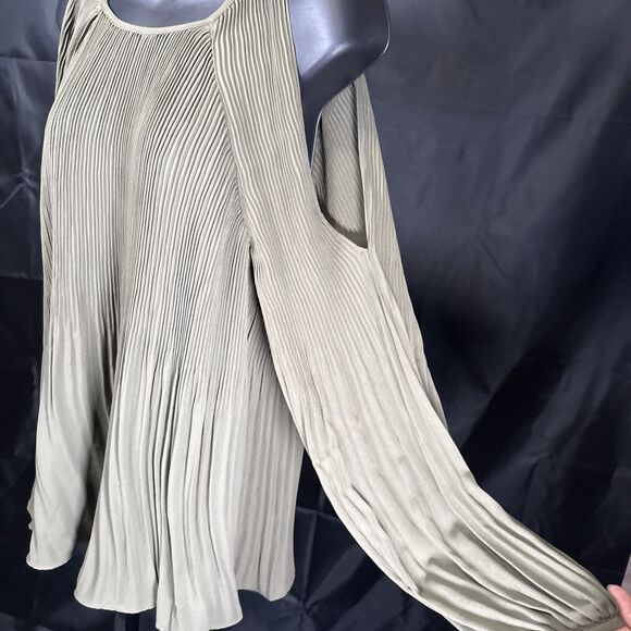 JUSTFAB Women Size M Olive Green Crew Neck Cold Shoulder Long Sleeve Blouse - Picture 3 of 14